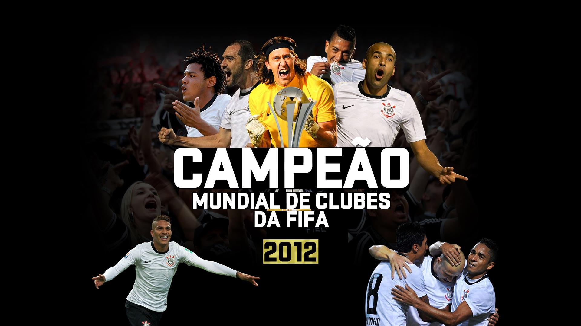 Estádio iluminado com fumaça de torcida
