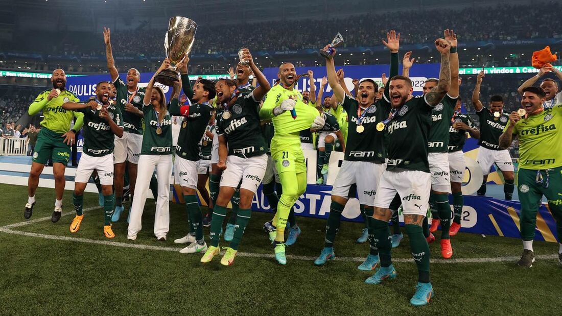 Estádio iluminado com fumaça de torcida